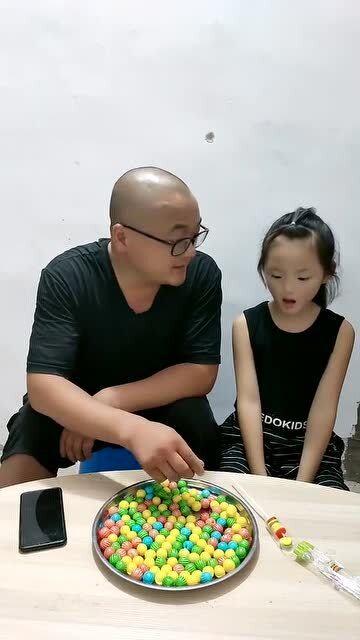 妈妈领着女儿吃瓜,妈妈领着女儿共享夏日清凉瓜果