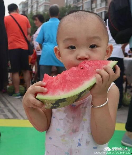 吃瓜照片情侣,吃瓜照片中的浪漫情侣