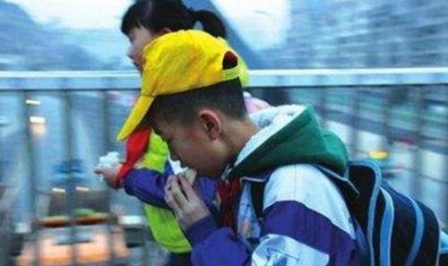 小郭在路上吃瓜,揭秘生活百态