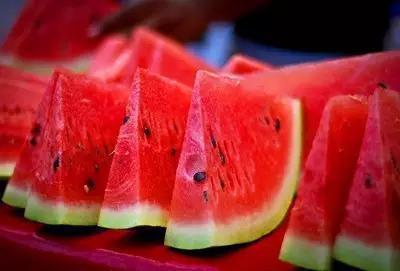 吃瓜吃到气管里,警惕饮食安全