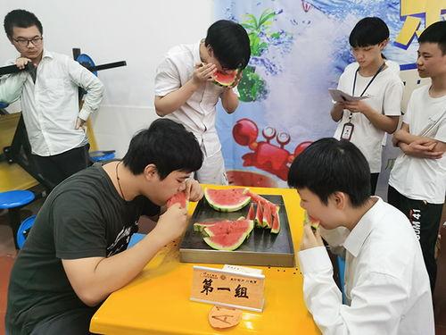 同学吃瓜大赛,吃瓜大赛，谁与争锋？